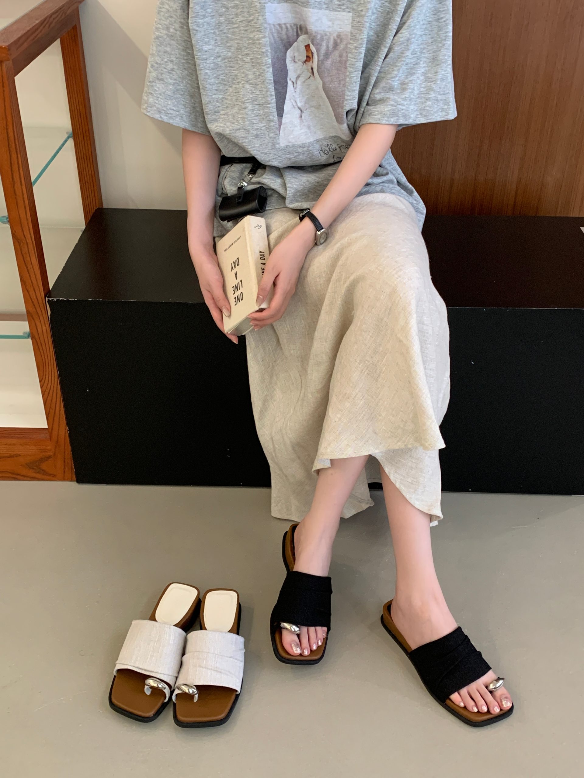 French Style Metal Buckle Toe Loop Slippers for Women Summer 2026 New Vacation Sandals Casual Flat One-Band Slippers